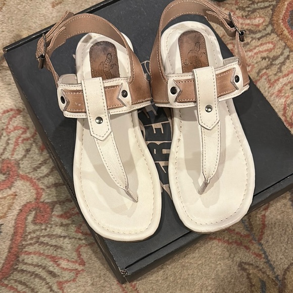 freebird Shoes - Stylish Freebird Tan and Cream Sorrento Sandals NWT